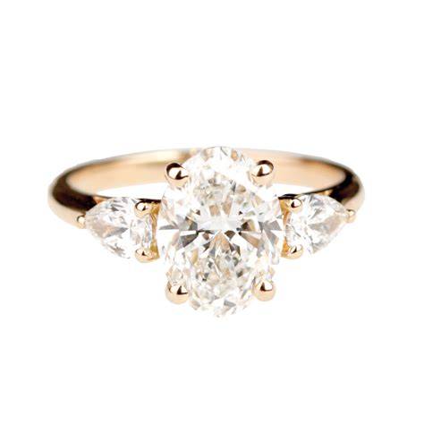 Solitaire diamant poire sur main