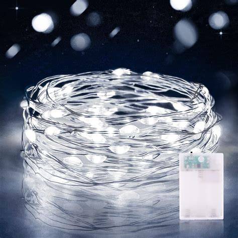 Petite guirlande LED sur balcon extérieur