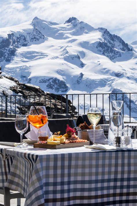Repas du réveillon et vue panoramique sur les montagnes