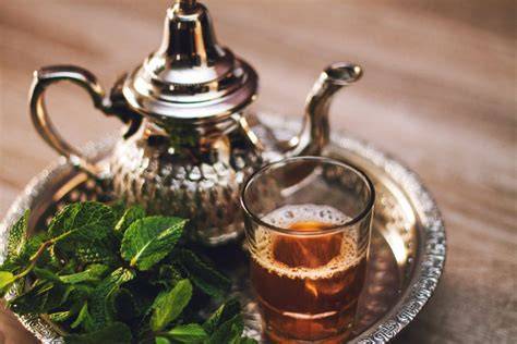 Théière marocaine traditionnelle pour thé à la menthe