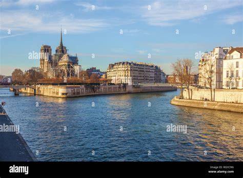 Carte de Paris vue depuis la Seine