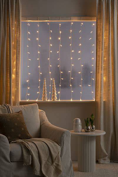 Rideau lumineux LED sur grande fenêtre