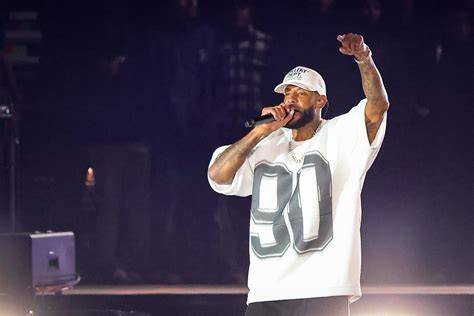 Booba interprétant le morceau Futur sur scène
