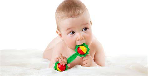 bébé découvrant un hochet coloré