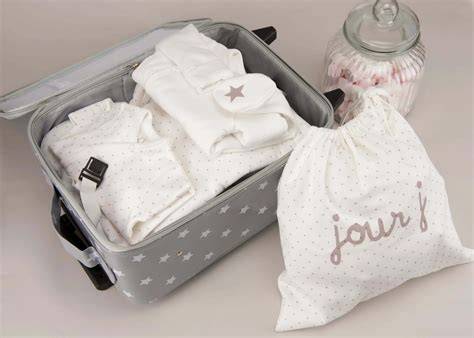 valisette maternité avec vêtements bébé