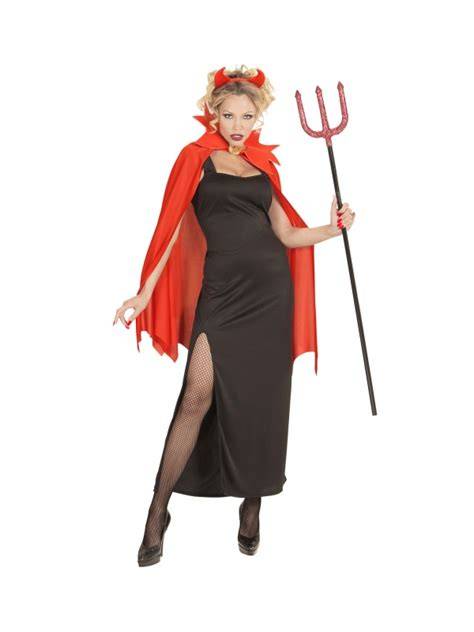 femme en déguisement diablesse robe cape cornes