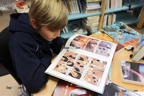 enfant lisant bande dessinée religieuse