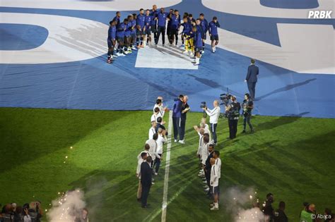 Haie d’honneur du staff des Bleus