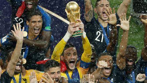 Hugo Lloris soulève la Coupe du monde