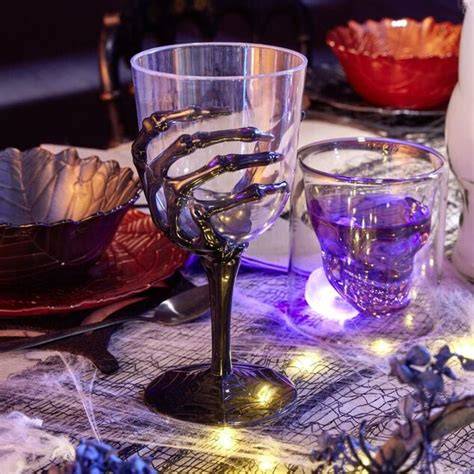 Verre à pied Halloween main squelette