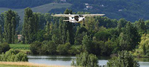 ULM multiaxe survolant la campagne francilienne