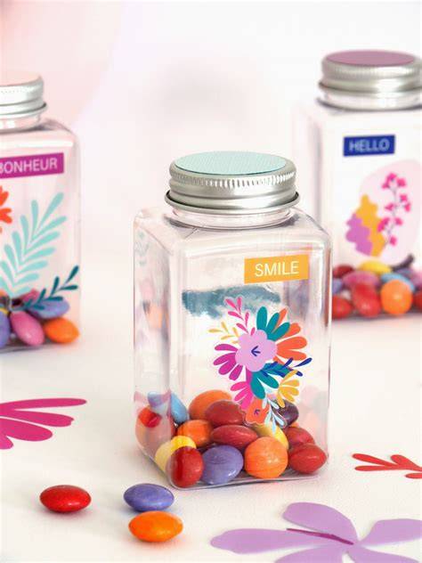 Dragées colorées dans pots verre transparents