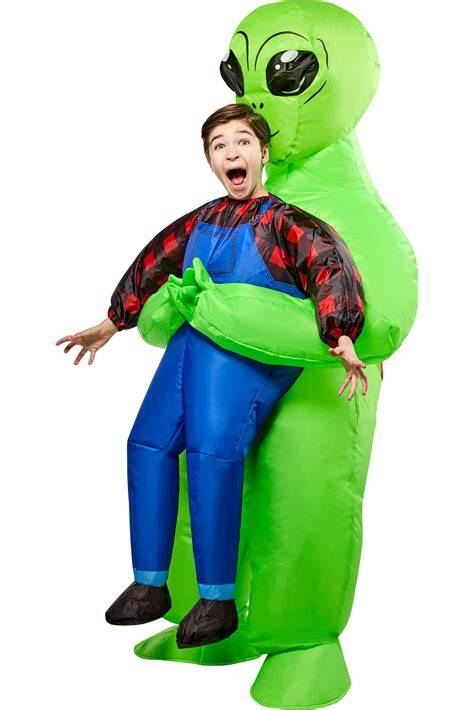 adultes en costumes aliens colorés