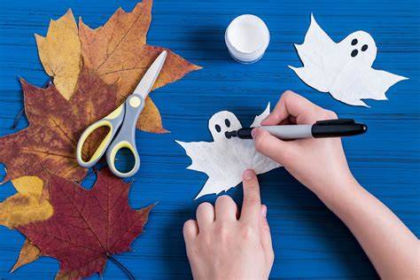 feuilles mortes peintes en fantômes Halloween