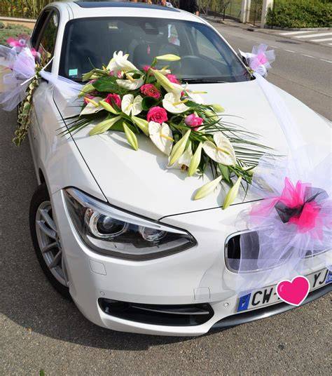 Voiture de mariage décorée de grands nœuds