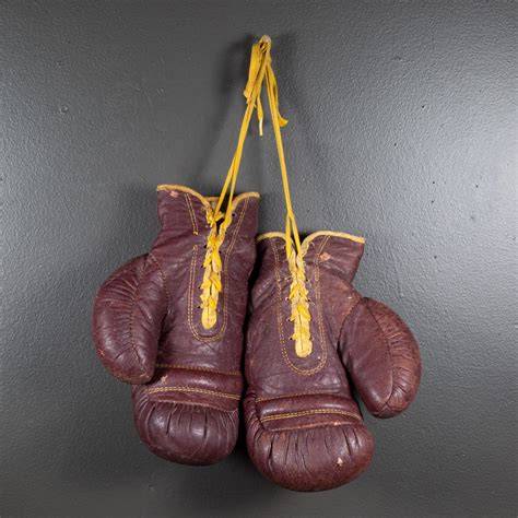 Gants de boxe vintage sur support en bois