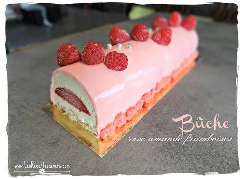 Bûche rose framboise litchi tranchée