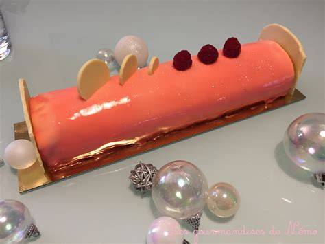 Glaçage miroir rose sur bûche