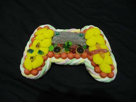 gâteau forme de manette et palette graphique