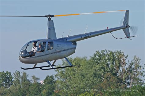 Hélicoptère R44 au-dessus des vignobles bourguignons