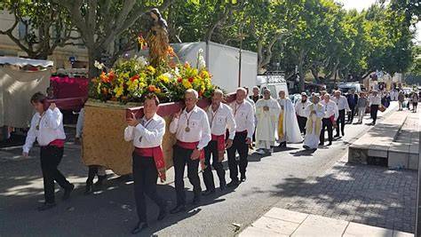 Procession des confréries viticoles bourguignonnes
