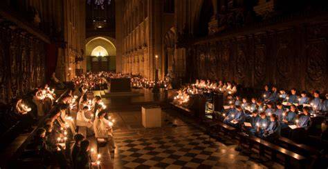 Assemblée chantant à la messe de minuit
