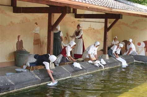 Lavandières provençales au lavoir miniature