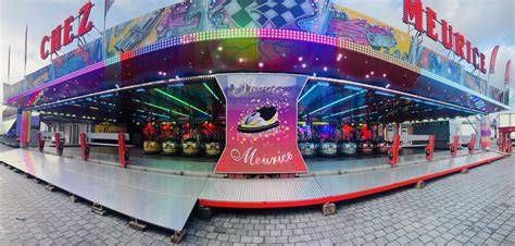 Manèges de fête foraine au bord du quai