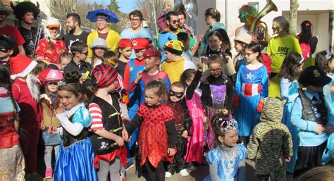 Enfants déguisés dansant autour du carnaval