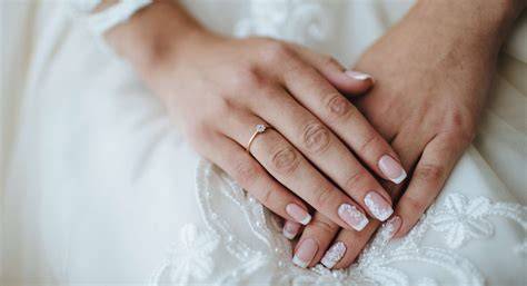 Manucure de mariée nude et bague