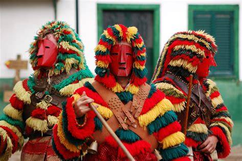 Caretos de Podence costumes colorés