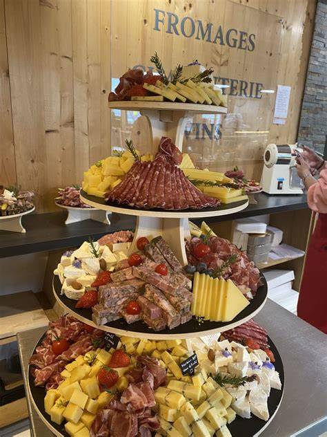 pièce montée apéritive en bois charcuterie fromage