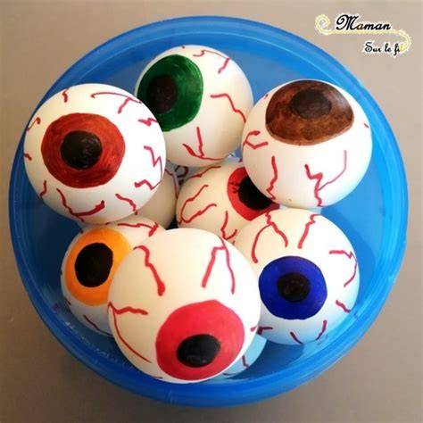 Yeux globuleux sur balles de ping-pong