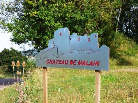 Château de Mâlain et légende du trou du diable