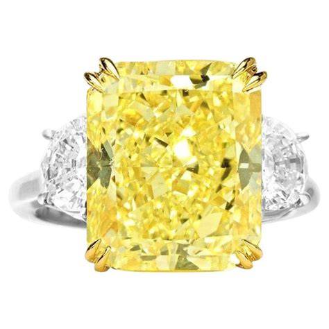 Diamant jaune taille fantaisie sur bague