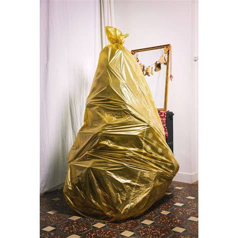 sac à sapin doré décoré au pied du sapin