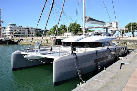 Catamaran au large devant un feu