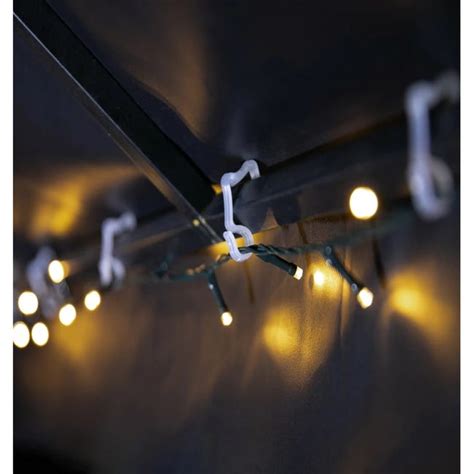 Guirlande lumineuse fixée sur gouttière