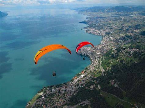 Avion léger au-dessus du lac Léman