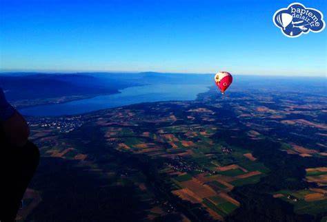 Montgolfière au-dessus du lac Léman