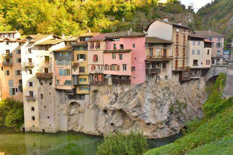 Village et montagnes autour d’Andon