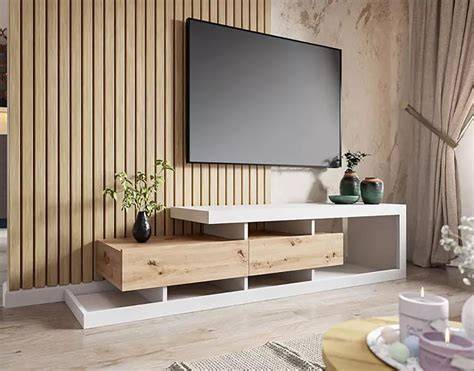 Invités débattant autour table télévision