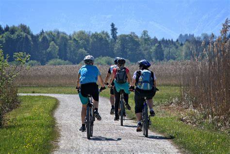 Groupe de cyclistes randonnée plein air