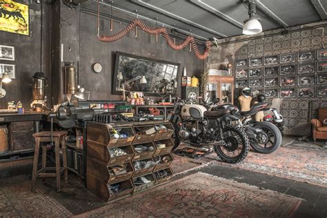 Garage moto décoré style industriel