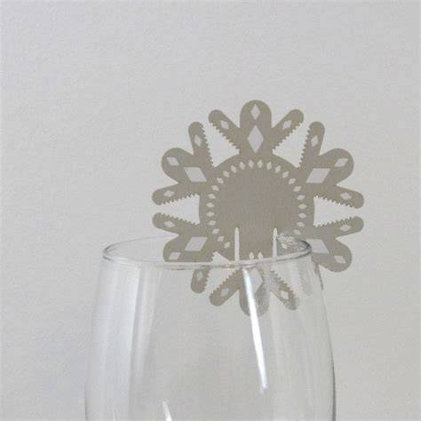 marque-place flocon sur verre table hiver