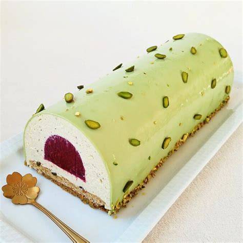 Découpe d’une bûche framboise pistache