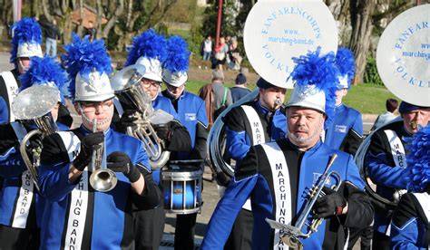 Chars et fanfares du grand cortège international