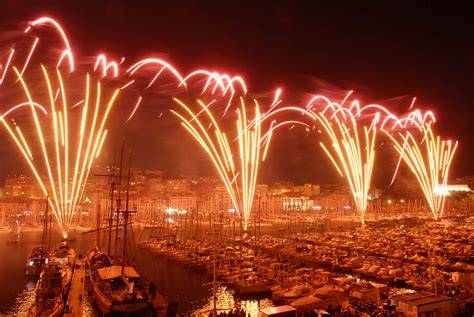 feu d'artifice sur le port et reflet dans l'eau