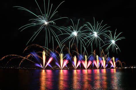 spectacle pyrotechnique sur la plage face à l’océan