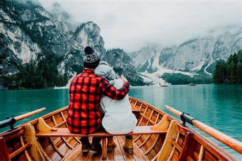 Couple en canoë sur lac alpin de Banff